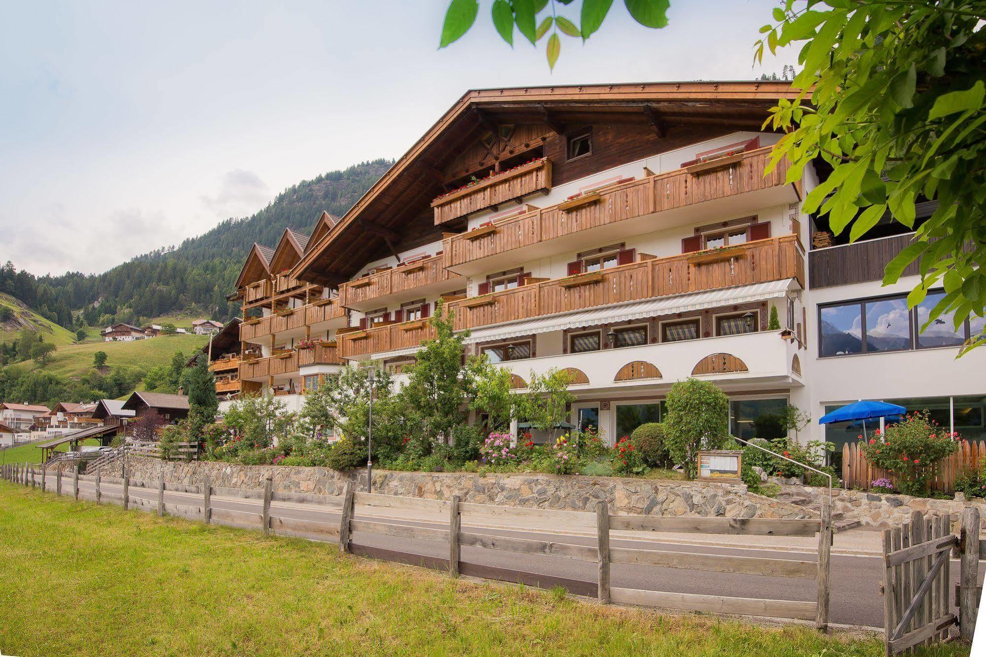 Hotel Alpenland Мосо Екстериор снимка