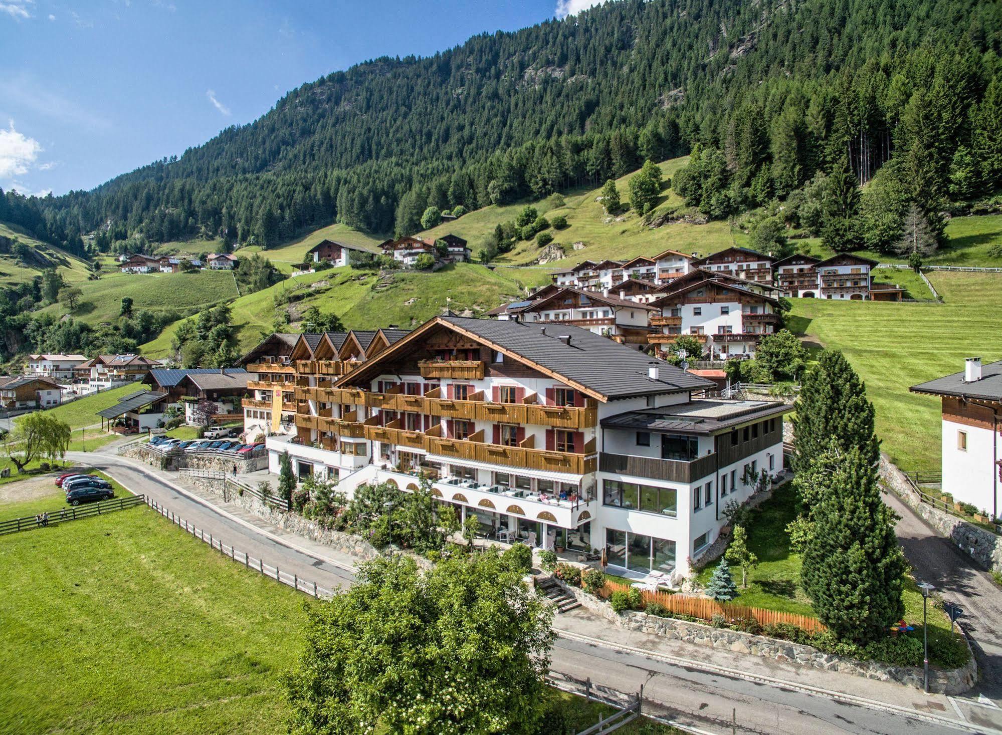 Hotel Alpenland Мосо Екстериор снимка